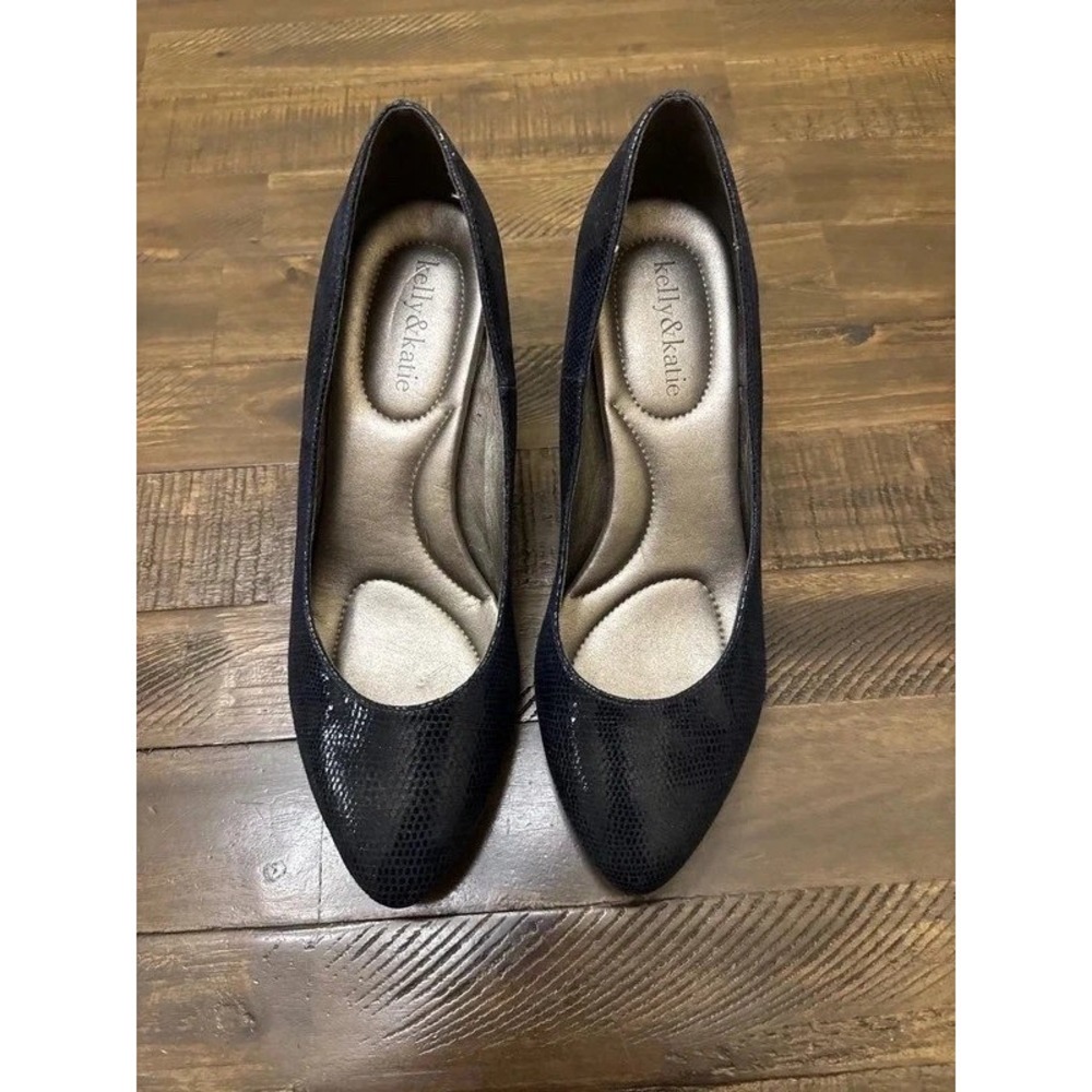 Kelly & Katie Pumps Navy Blue - women's size 9